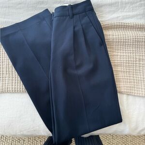 ARITZIA NAVY EFFORTLESS PANT - SIZE ZERO
NEW WITHOUT TAGS - NEVER WORN